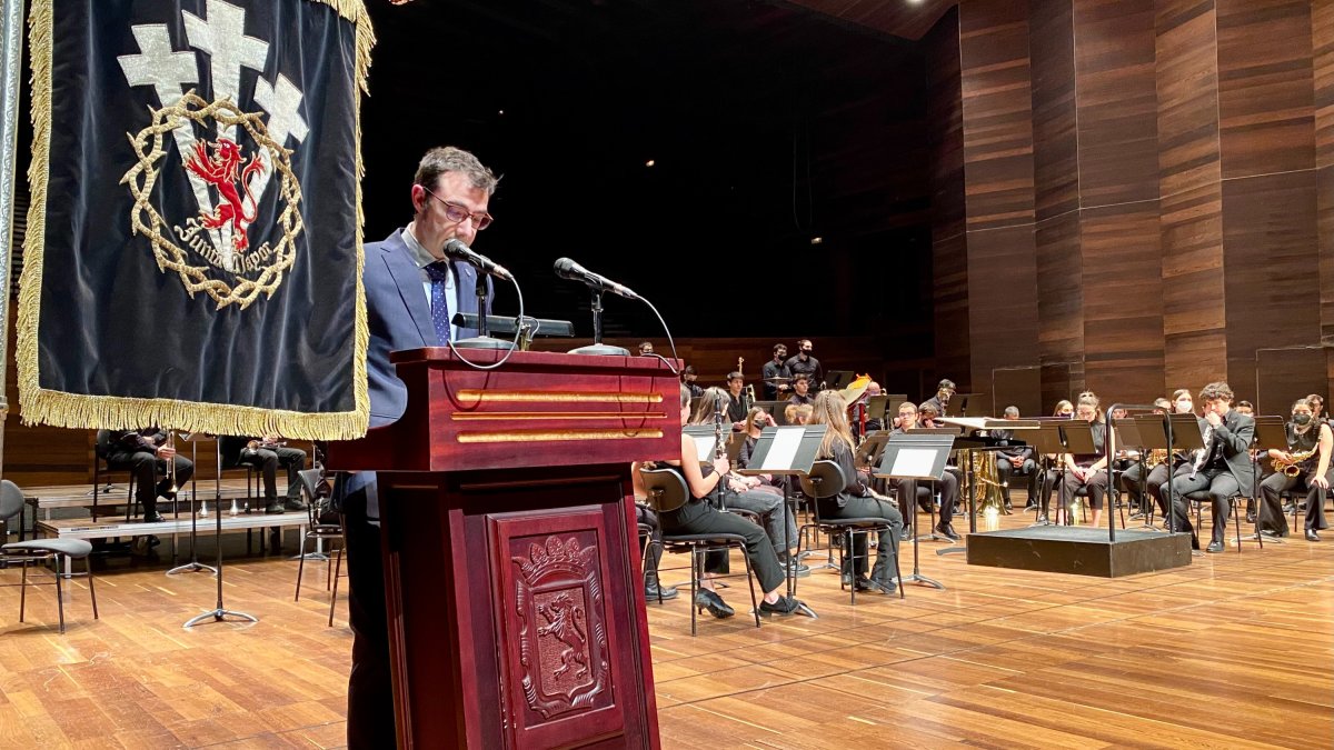Carlos García Rioja presentó el concierto. MAZ