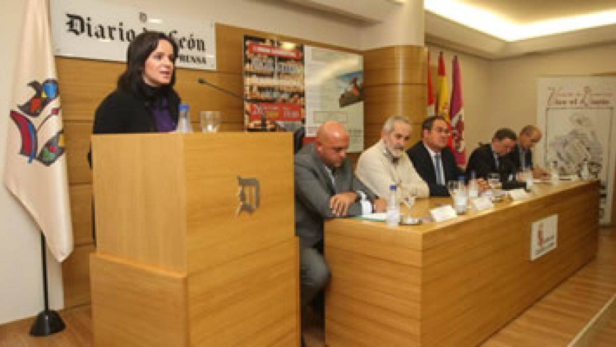 La consejera de Agricultura, Silvia Clemente, inauguró ayer la jornada dedicada a la crisis de los p