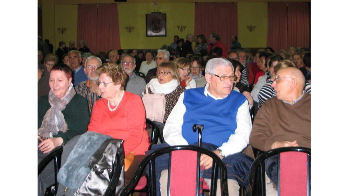Numeroso público asistió al acto en La Obrera. MACÍAS