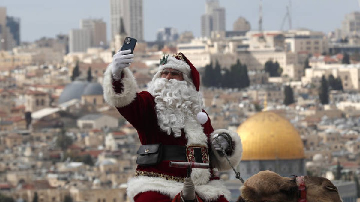 A los españoles les gusta celebrar la Navidad, en familia y con discurso del rey. EFE