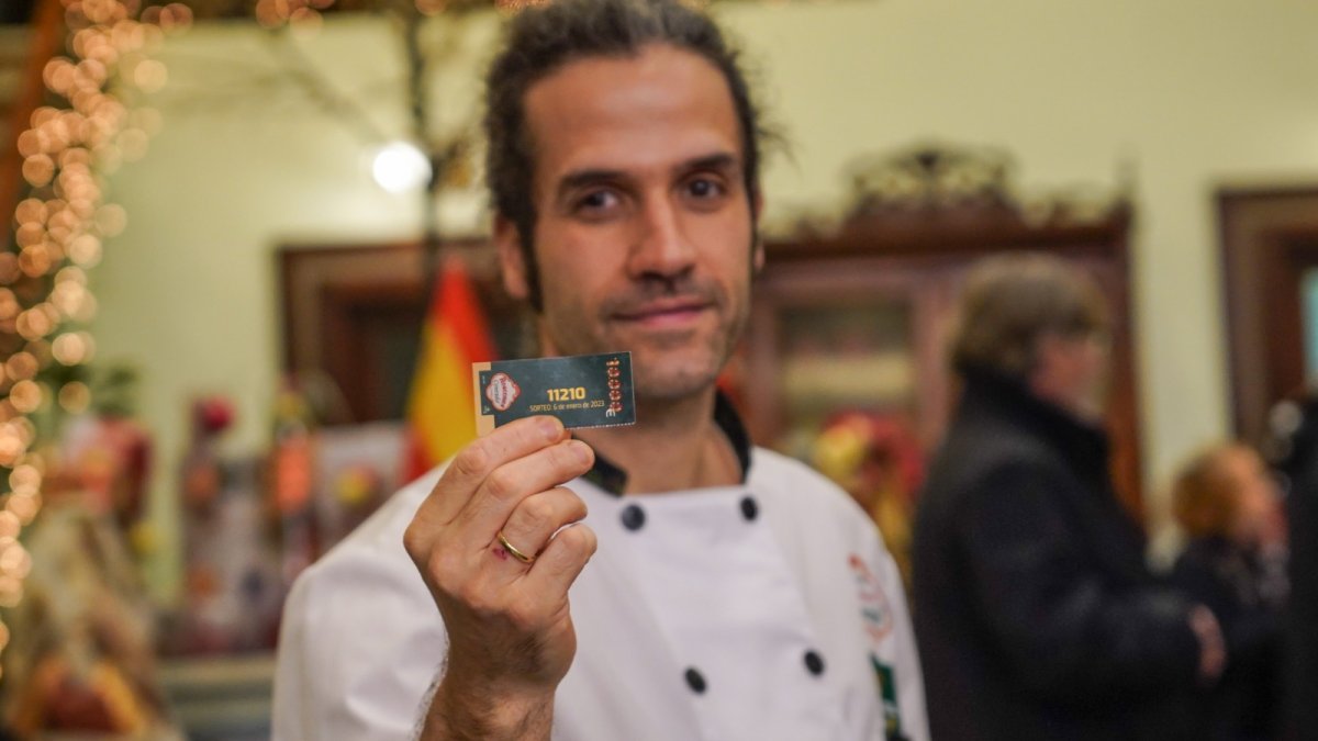 El gerente de Confitería Conrado muestra el número premiado. MIGUEL F. B.