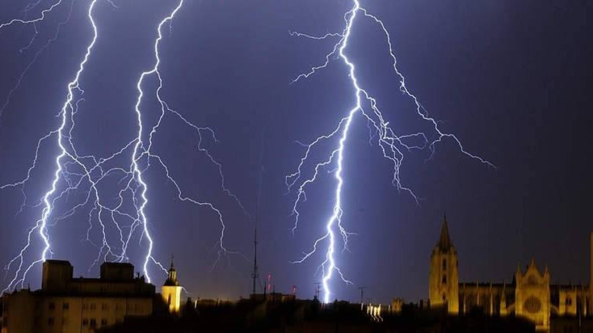 Tormenta eléctrica sobre la capital leonesa, en una imagen de archivo. DL