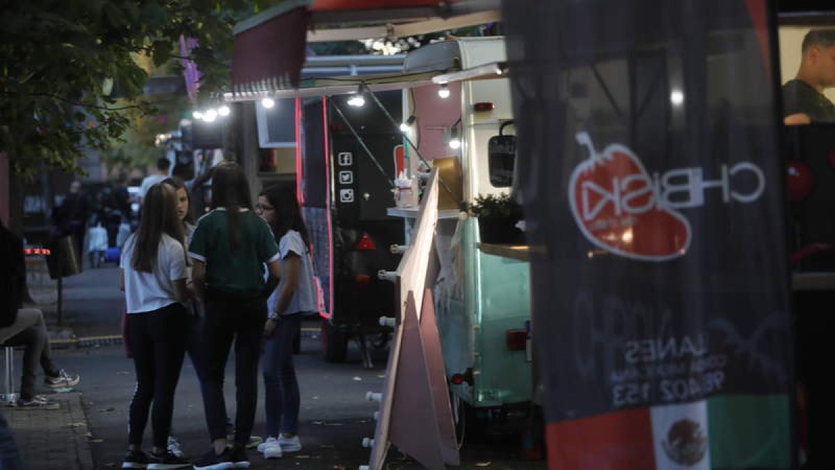 El parque de San Francisco volverá a ser el escenario de la feria de las furgonetas de comida. RAMIRO