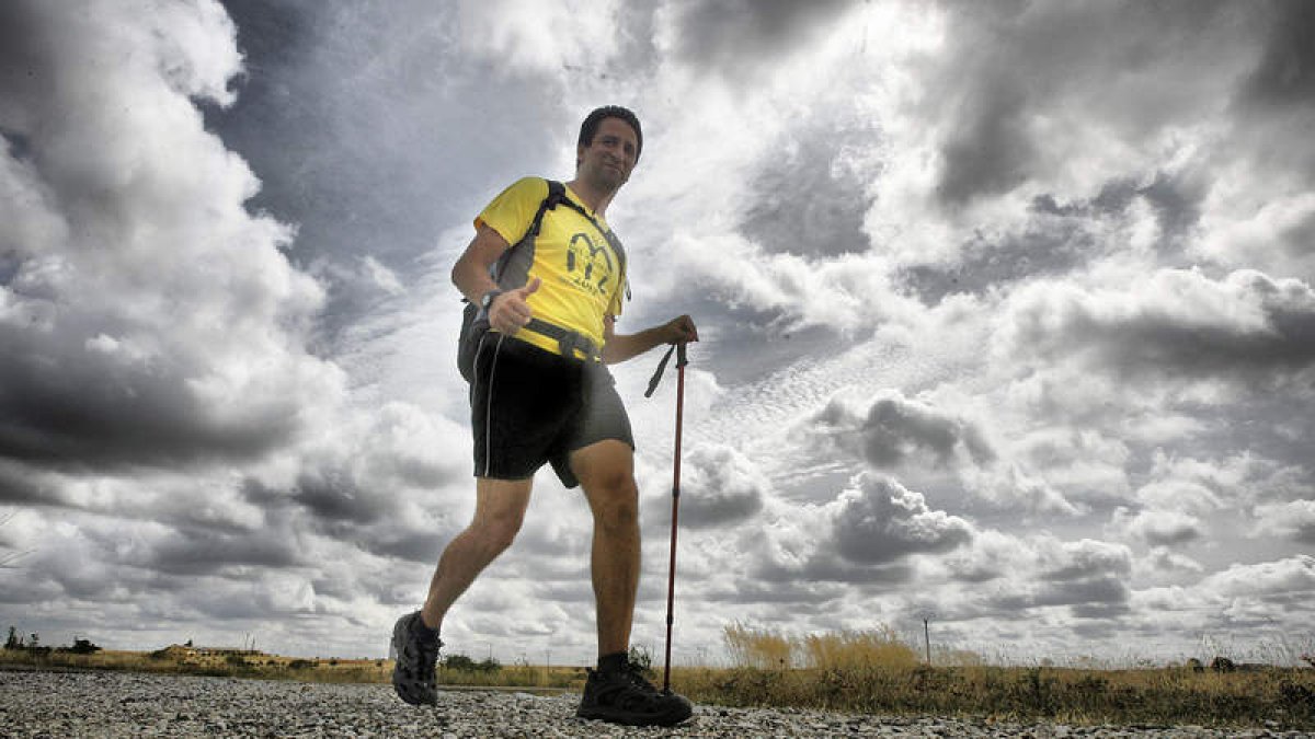 Un peregrino a su paso por la provincia de León camino de Santiago de Compostela.