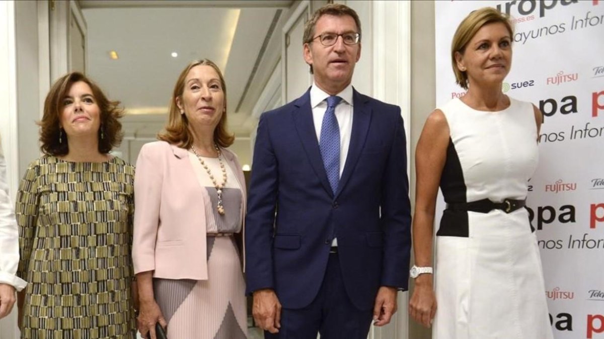 De izquierda a derecha, Soraya Sáenz de Santamaría, Ana Pastor, Alberto Núñez Feijóo y María Dolores de Cospedal, en septiembre de 2016 en Madrid. /