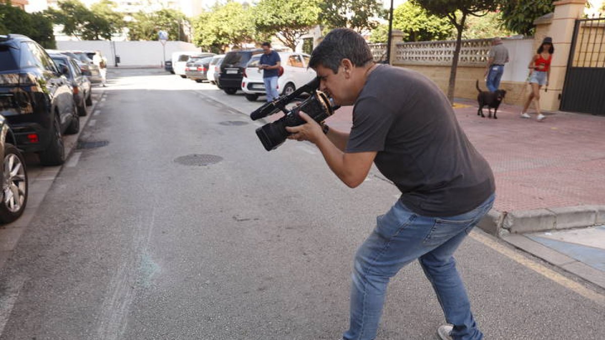 Un cámara graba el lugar donde la madrugada de este jueves ha fallecido un conductor de un VTC. JORGE ZAPATA