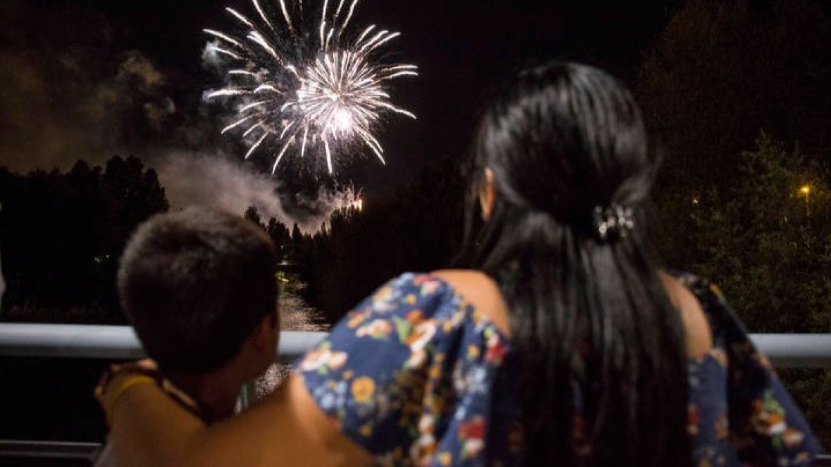 Habrá fuegos artificiales en la noche de San Juan y también en San Pedro. FERNANDO OTERO