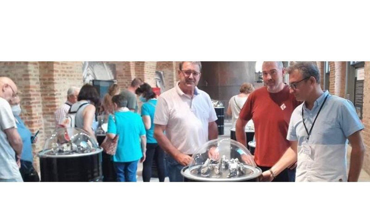 Francisco García, Manuel Cañón y Roberto Fernández, en la feria. CASTRO