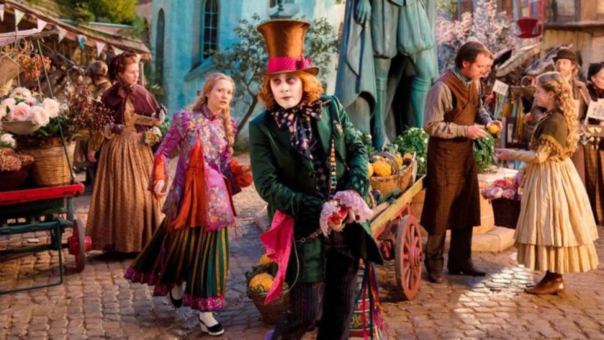 Johnny Depp y, detrás a la izquierda, Mia Wasikowska, en un fotograma de 'Alicia a través del espejo', de James Bobin.