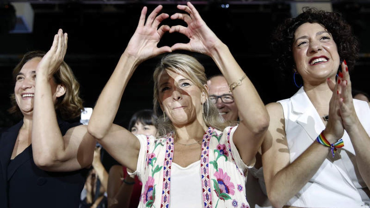 Ada Colau, Yolanda Díaz y Aina Vidal ayer, en Barcelona. ANDREU DALMAU
