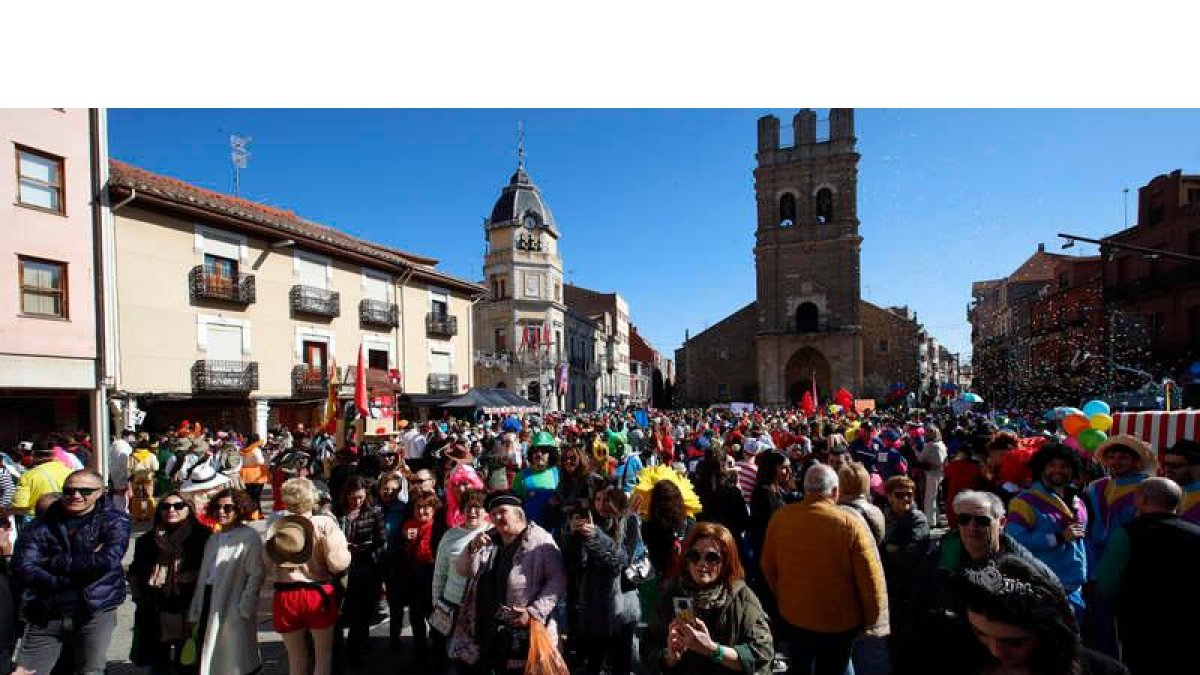 Imagen que presentaba ayer a mediodía la plaza Mayor de La Bañeza, abarrotada de público. RAMIRO