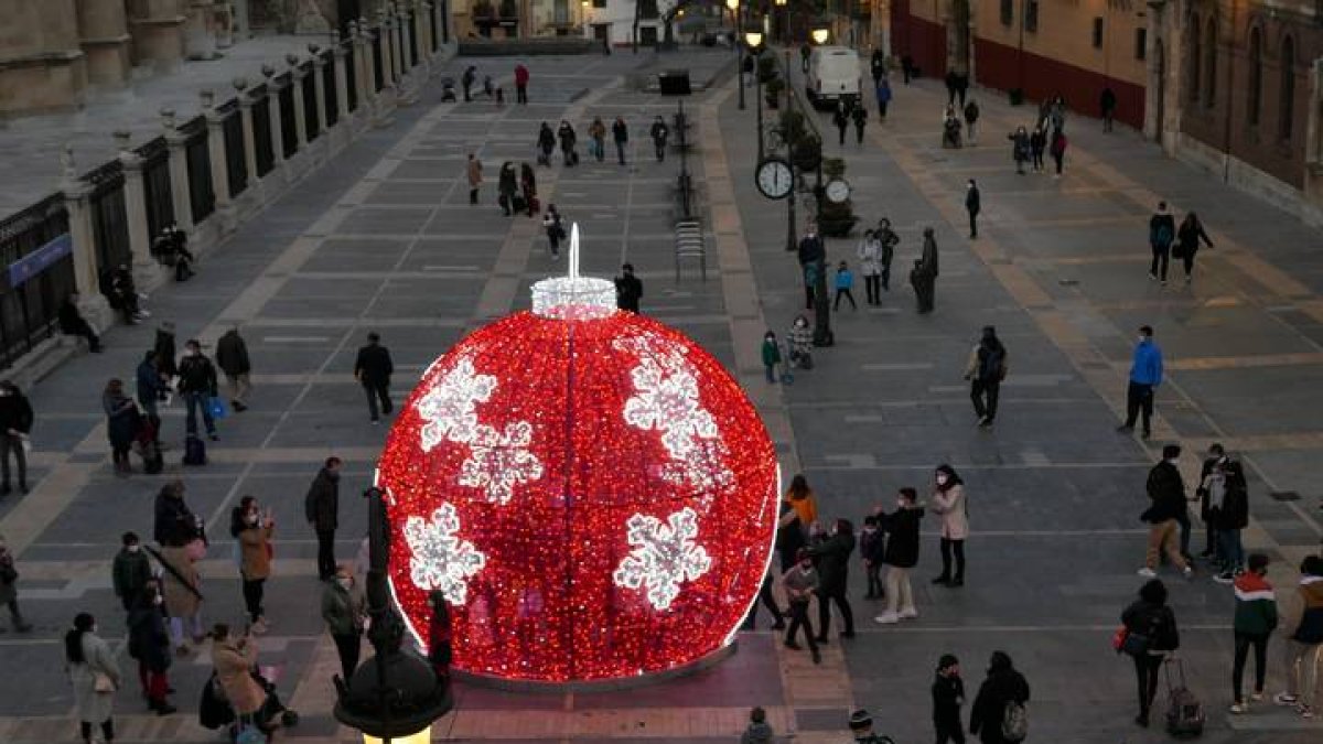 Imagen de la bola navideña de 5x5 metros frente a la Catedral. DL