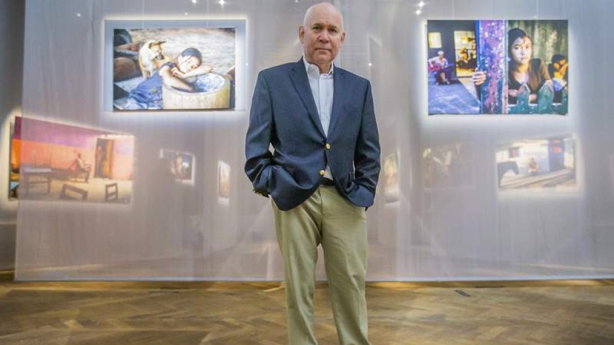 Steve McCurry, en el palacio de la Bolsa de Bruselas, donde expone parte de su obra fotográfica. STEPHANIE LECOCQ