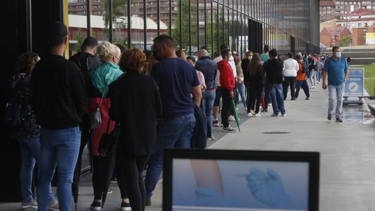 Vacunación masiva a personas nacidas en 1980 contra la Covid-19 en el Palacio de Exposiciones de León. F. Otero Perandones.