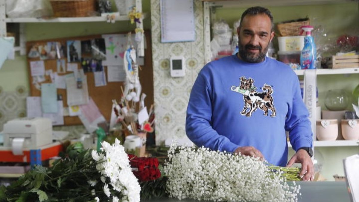 Luis Martins López, en su floristería de Fabero. L. DE LA MATA