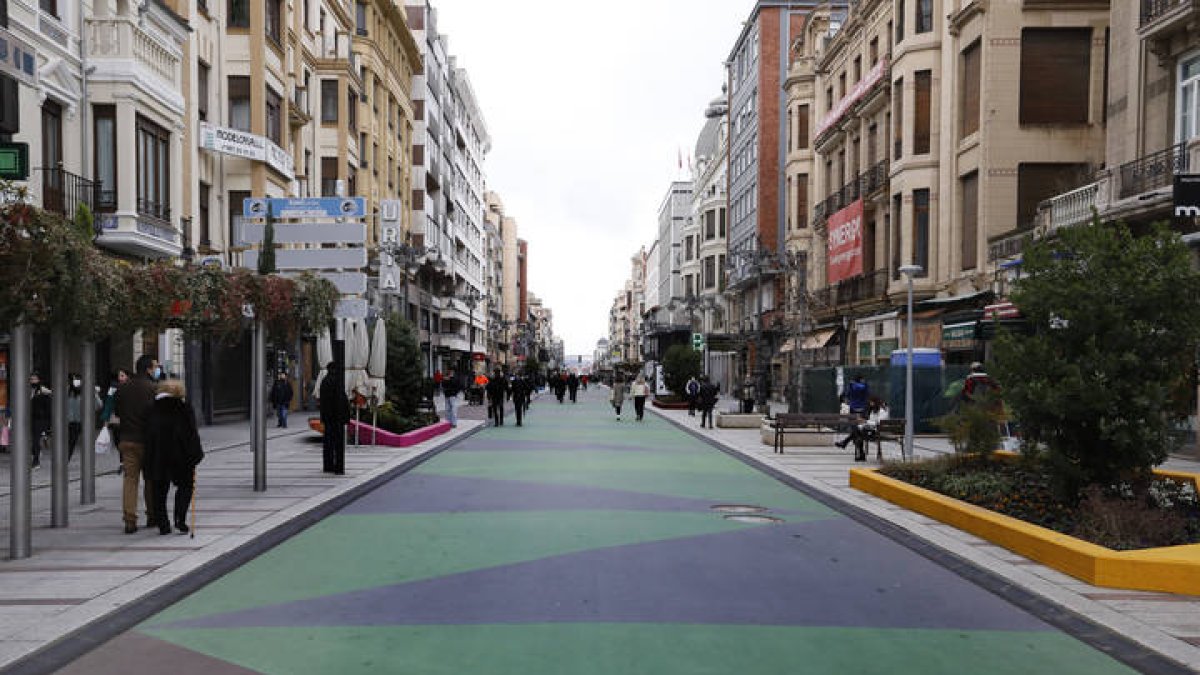 La avenida Ordoño II de León, accesible y sin tráfico. MARCIANO PÉREZ