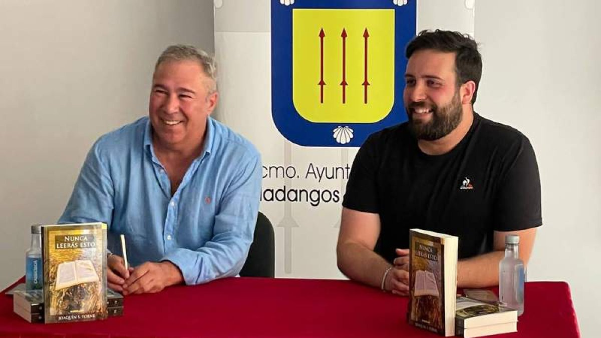 Joaquín Sánchez Torné inaugura la fiestas de Villadangos con el estreno de su libro. DL