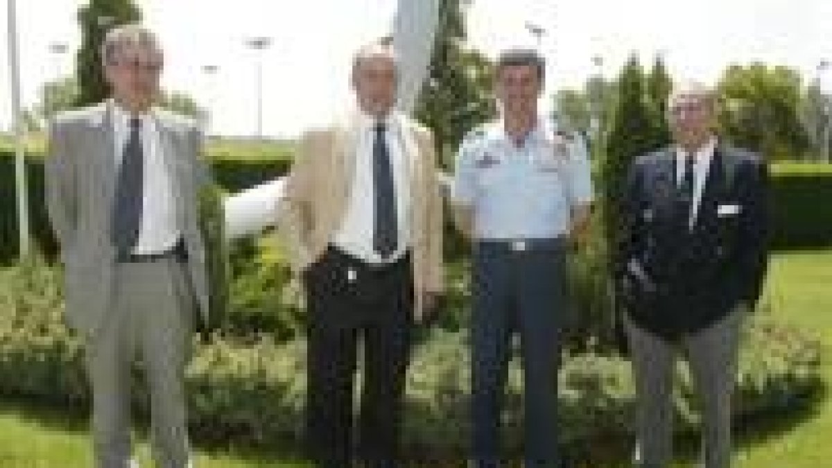 Los directivos del Aéro Club y el coronel de la base presentaron el acto