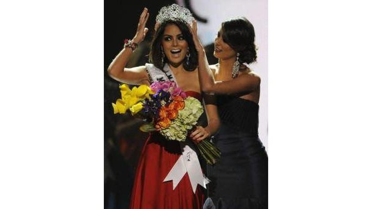 Jimena Navarrete recibió la corona de manos de la venezolana Stefanía Fernández.