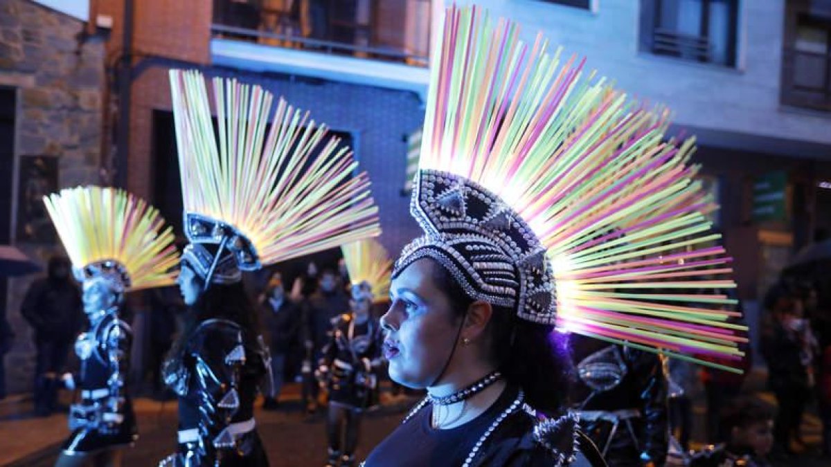 Al oscurecer, los disfraces ganan detalles y sale a relucir la originalidad de algunos trajes del desfile del Martes de Carnaval de La Bañeza.
