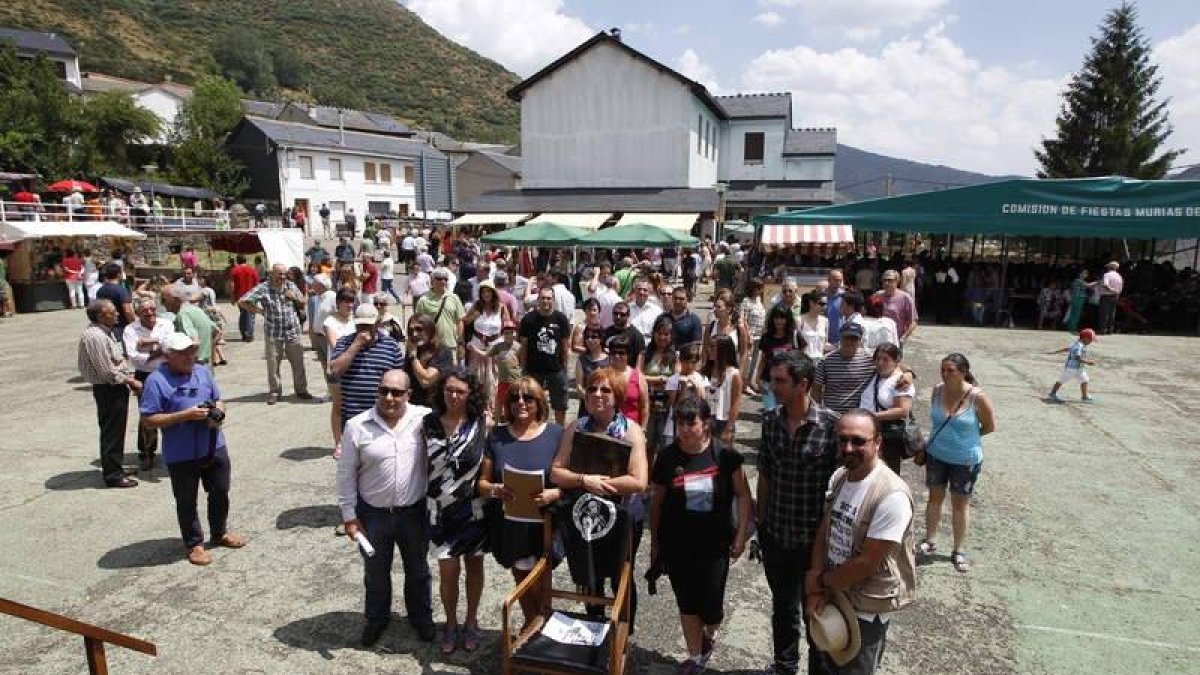 Los familiares, mineros, compañeros y amigos que participaro en el homenaje