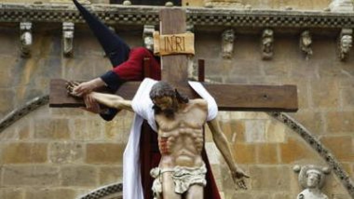 El acto del Desenclavo marca el centro de las miradas del Sábado Santo por su especial vistosidad y