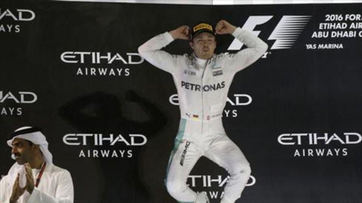 Rosberg salta de alegría en el podio tras ganar el Mundial.