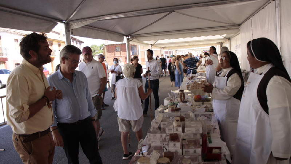 Javier Santiago y Amador Aller recorrieron los distintos stands de la feria. CAMPOS