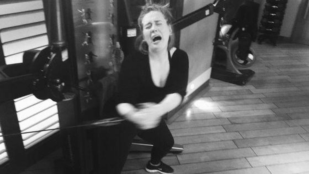 Adele, haciendo una mueca de esfuerzo titánico en el gimnasio.