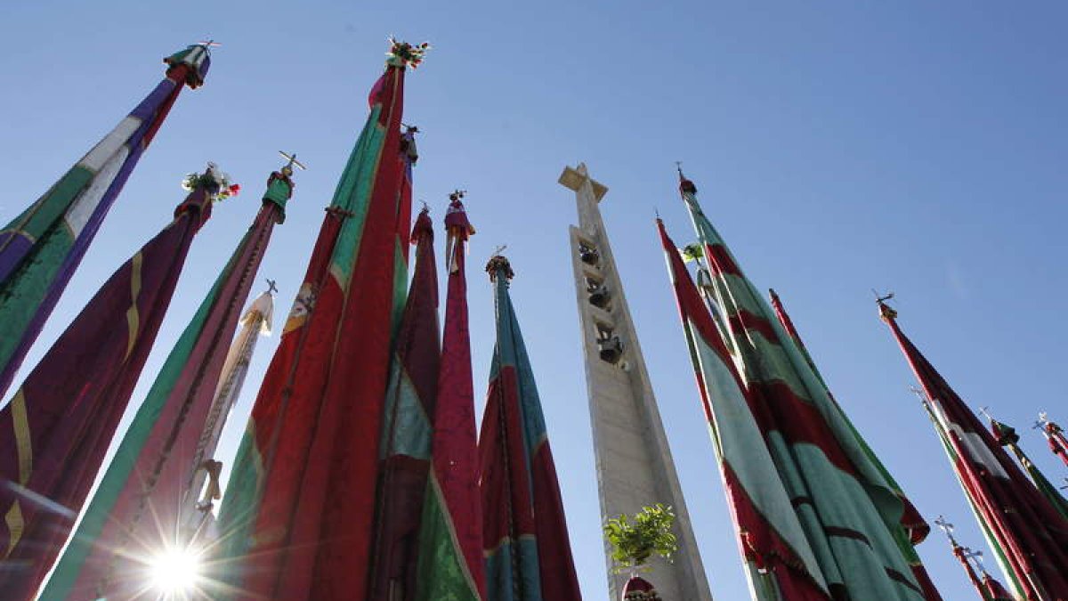 Pendones ante la basílica de la Virgen del Camino, durante las fiestas de San Froilán. JESÚS F. SALVADORES