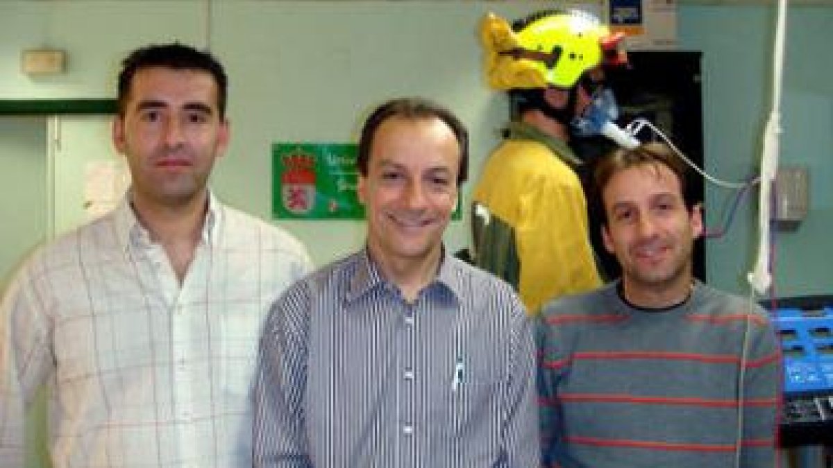 Jorge López con los directores de la investigación, Jose Gerardo Villa y José A. Rodríguez.