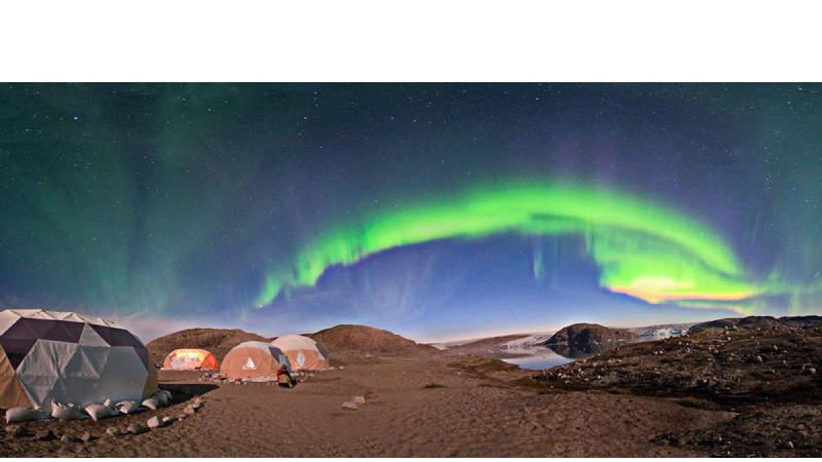 La aurora boreal, un fenómeno en forma de brillo que aparece en el cielo nocturno del hemisferio norte.