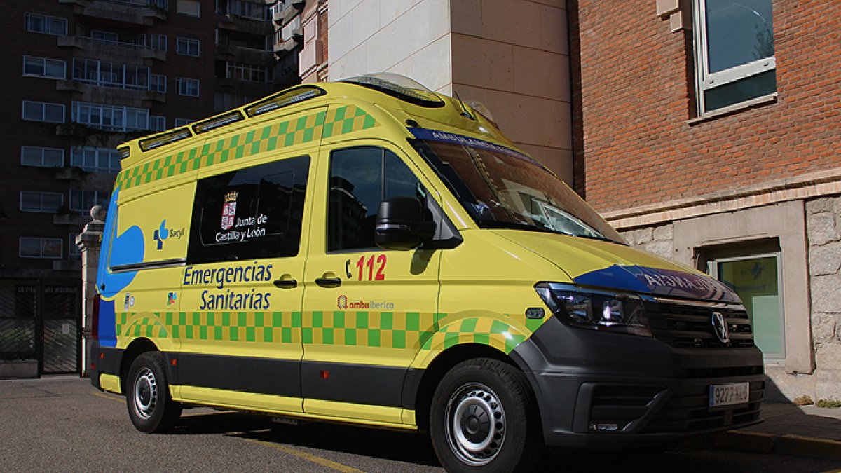 Fotografía de archivo de una ambulancia de soporte vital básico de Sacyl. DL