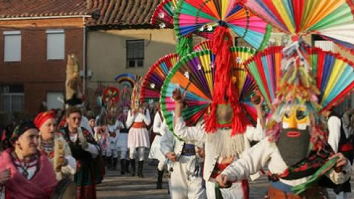 Colorido en las caretas en el antruejo de Velilla de la Reina.