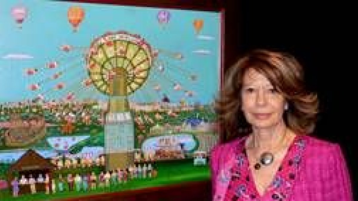 Amalia Fernández de Córdoba junto a una de sus obras