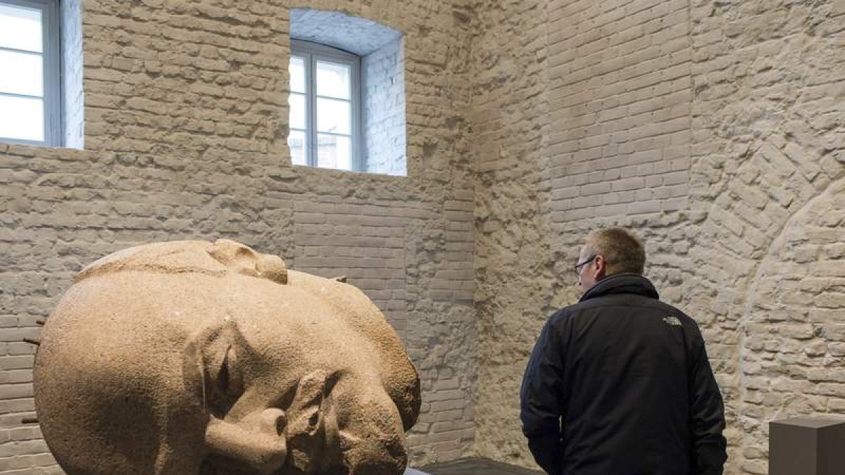 Una enorme cabeza de Lenin aparece entre las esculturas, alrededor de un centenar, que recoge la exposición. GREGOR FISCHER