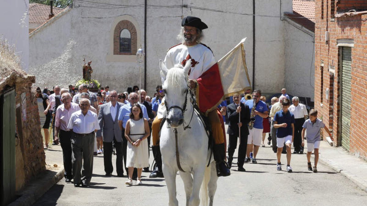 La procesión con la escenificación de Santiago Apóstol a caballo es uno de los actos más relevantes. MARCIANO