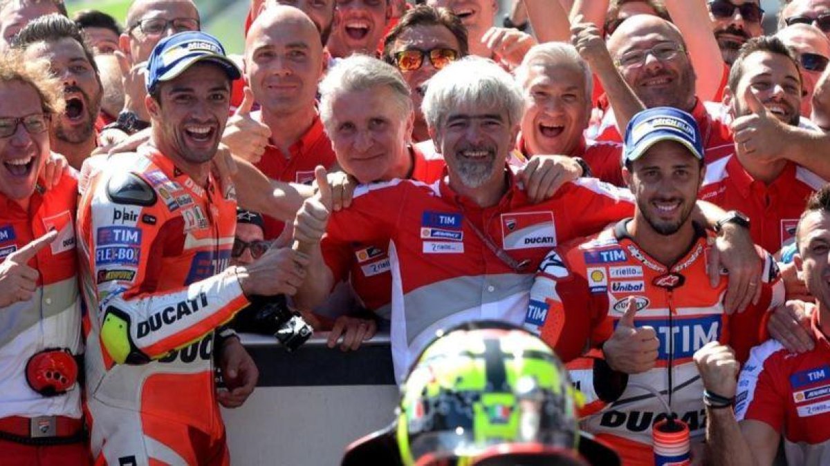 Andrea Iannone, Gigi Dall'Igna y Andrea Dovizioso, en la celebración de Austria.
