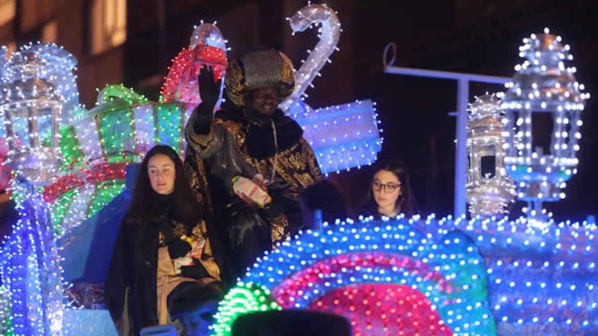 Edición anterior de la Cabalgata de Reyes de Ponferrada. DL