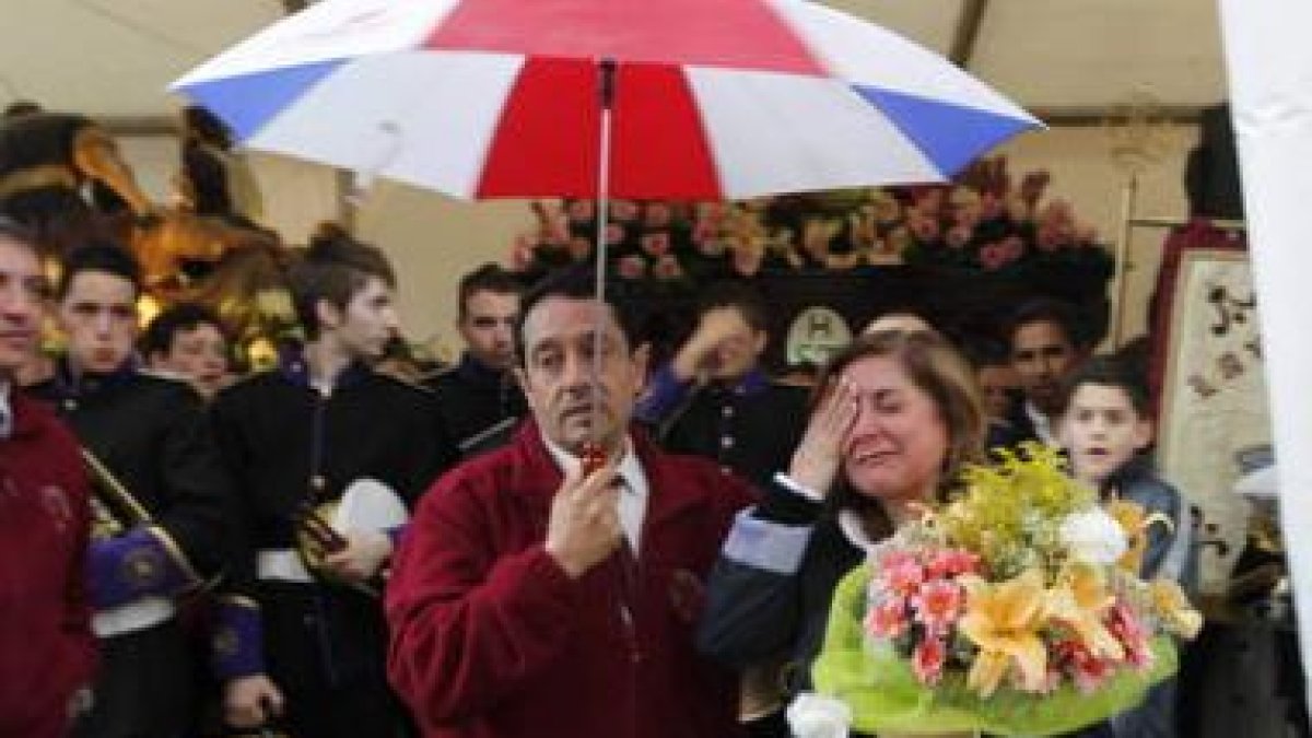 Algunas paponas no pudieron contener las lágrimas después de que se suspendiera la procesión de la S