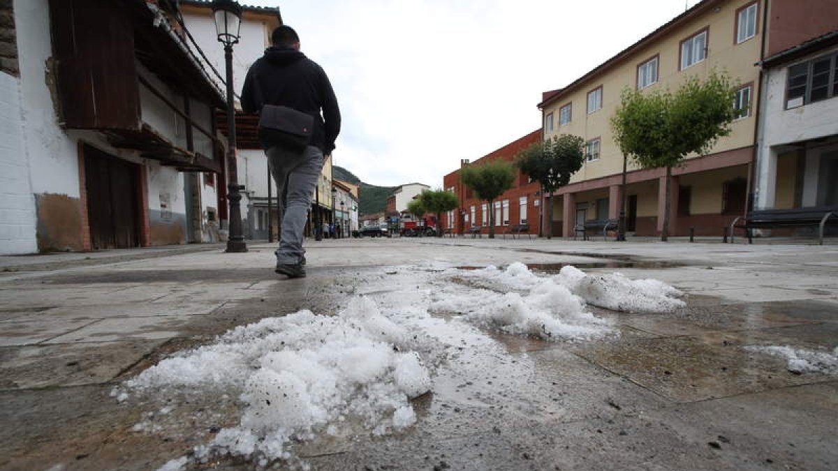 En las calles de La Pola ayer apenas quedaba algo de granizo testimonial. RAMIRO