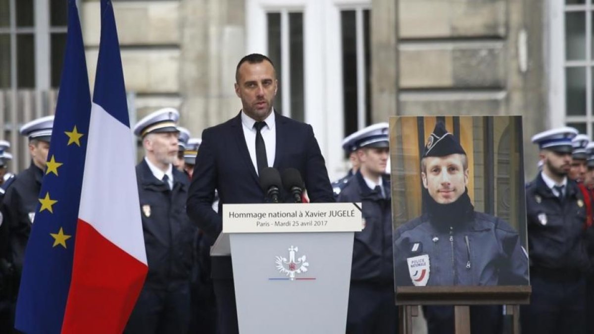 Etienne Cardiles en el homenaje a su compañero sentimental, el policía Xavier Jugelé.