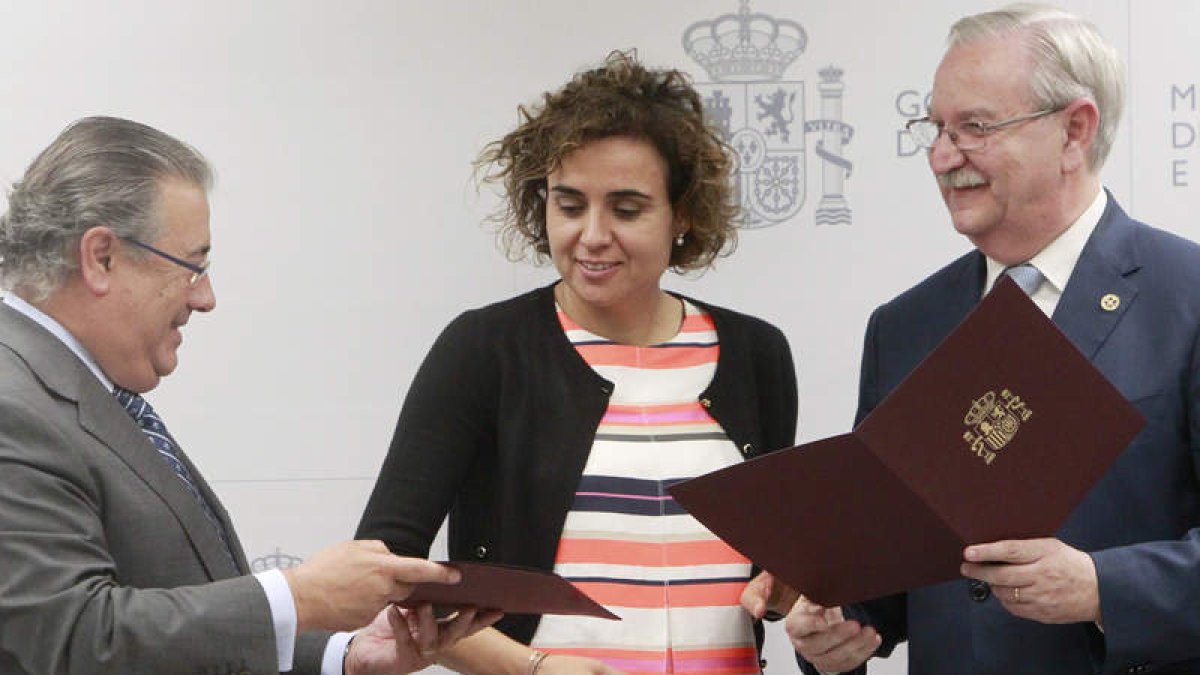 Zoido entrega a Dolors Monserrat y Serafín Romero la instrucción sobre las medidas. DARWIN CARRIÓN