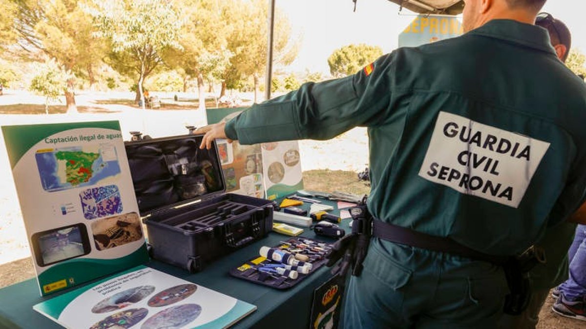 Responsables del Seprona presentan los resultados de una operación coordinada por Europol y liderada por la Guardia Civil contra el tráfico ilegal de plásticos. JAVIER LIZÓN