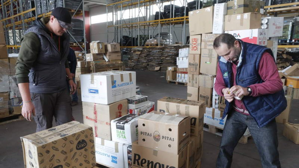 Vasyl y Roman apuran los últimos minutos para clasificar, empaquetar y trasladar a los camiones la ayuda humanitaria en el almacén de Transleyca.