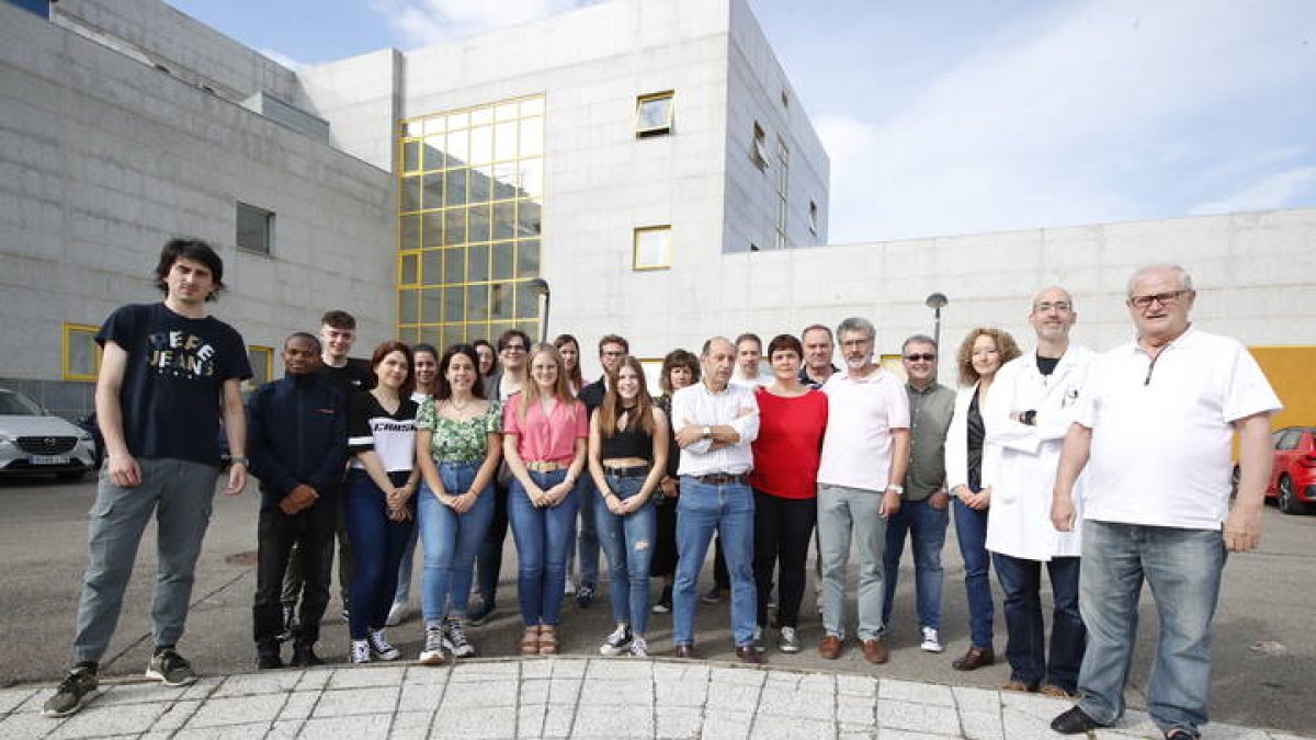 Los investigadores del Indegsal, frente al edificio en el que trabajan, ubicado en el Campus de Vegazana. RAMIRO
