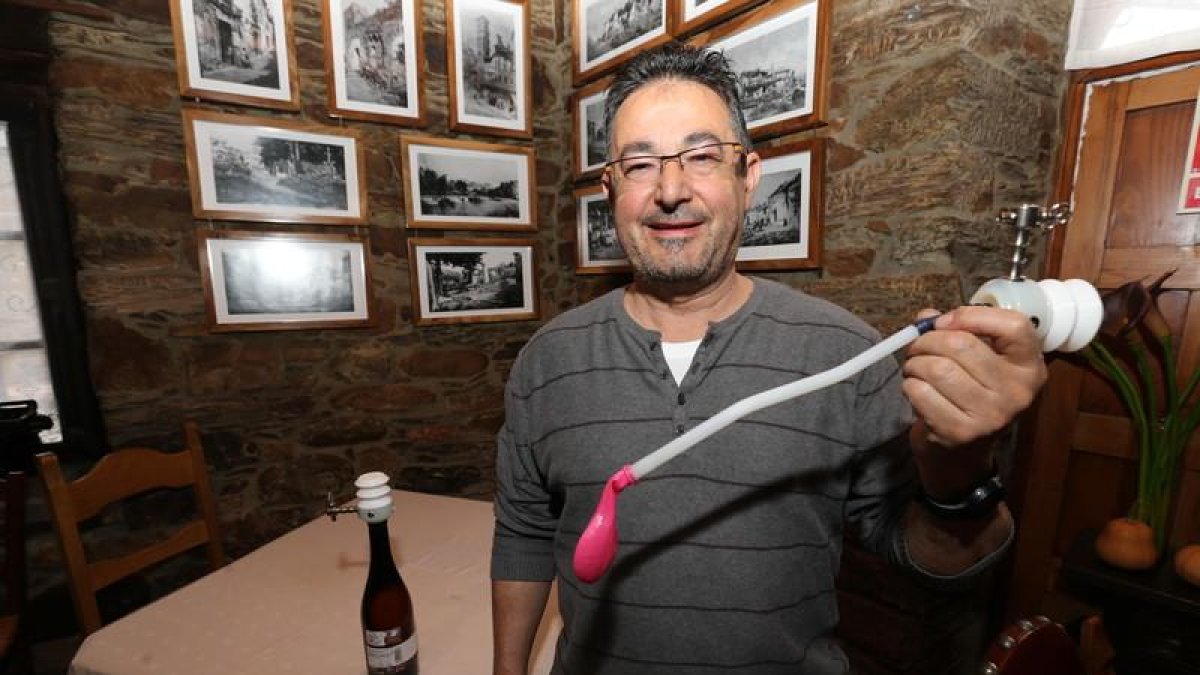 Rafael Hinojosa con su invento