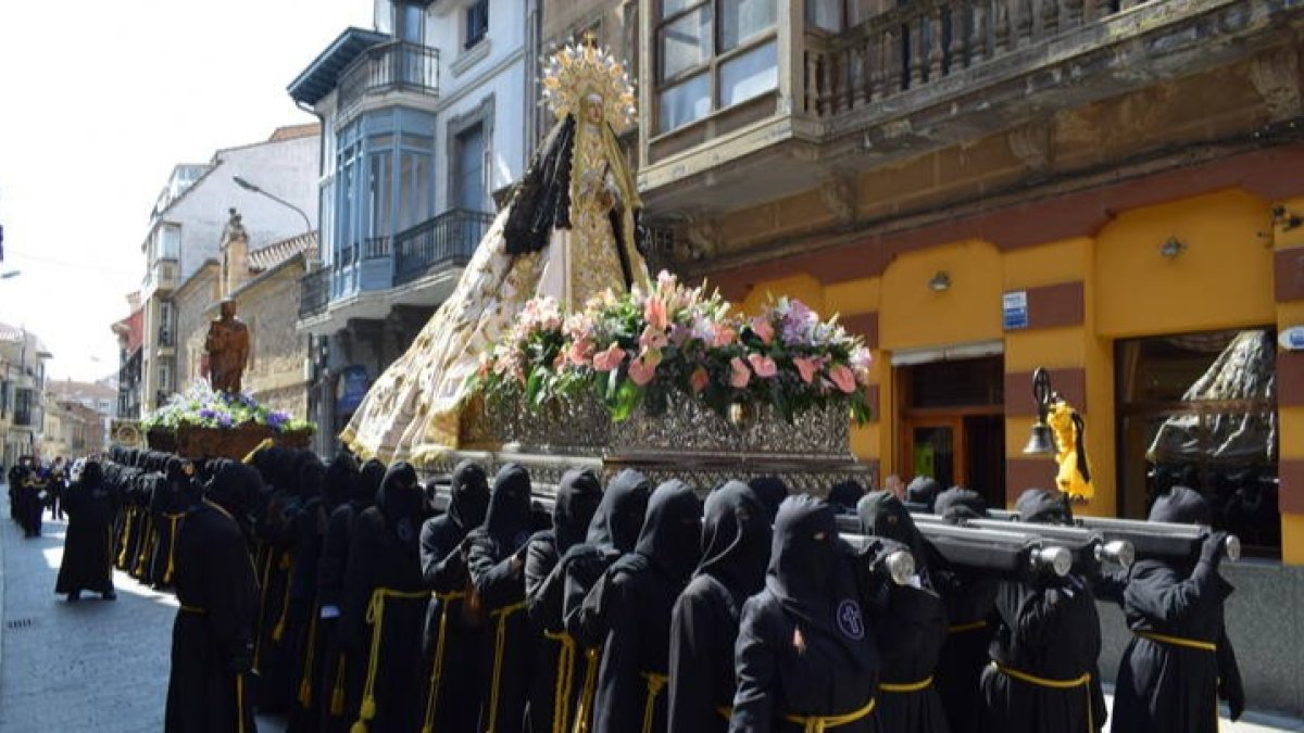 Domingo de Resurrección en La Bañeza, 2019. Procesión de la Virgen de Soledad. A. RODRÍGUEZ