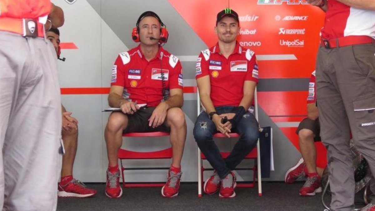El mallorquín Jorge Lorenzo, observando hoy, como simple espectador, los ensayos del GP de Malasia.