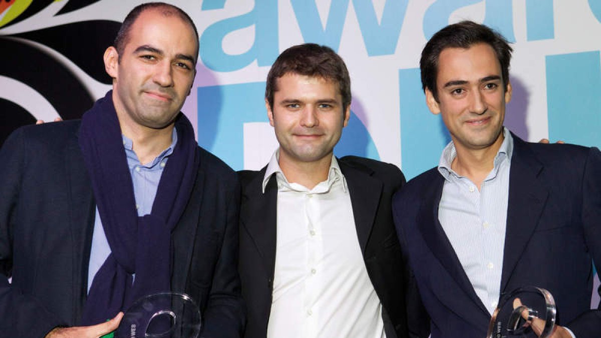 Edson Elguer (izquierda) y Eduardo Fernández (derecha), conel premio ‘E-commerce and Marketing Award 2011’.
